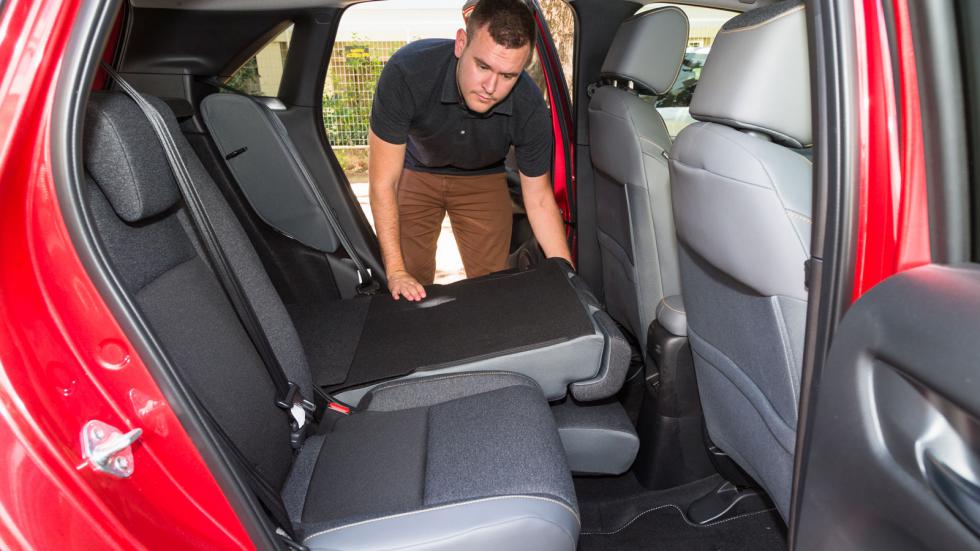 Τα στάνταρ Magic Seats του Honda Jazz e:HEV προσφέρουν δυνατότητα αναδίπλωσης και αναστροφής, ανάλογα με τα μεταφερόμενα φορτία. Παράλληλα, ο χώρος αποσκευών από τα 304 λτ. μπορεί να φτάσει τα 1.205 λ