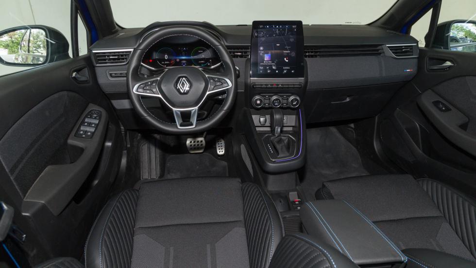 Προσεγμένη είναι η ποιότητα κατασκευής του Renault Clio E-Tech, που είναι το μοναδικό μοντέλο της κατηγορίας με κάθετης διάταξης οθόνη αφής.
