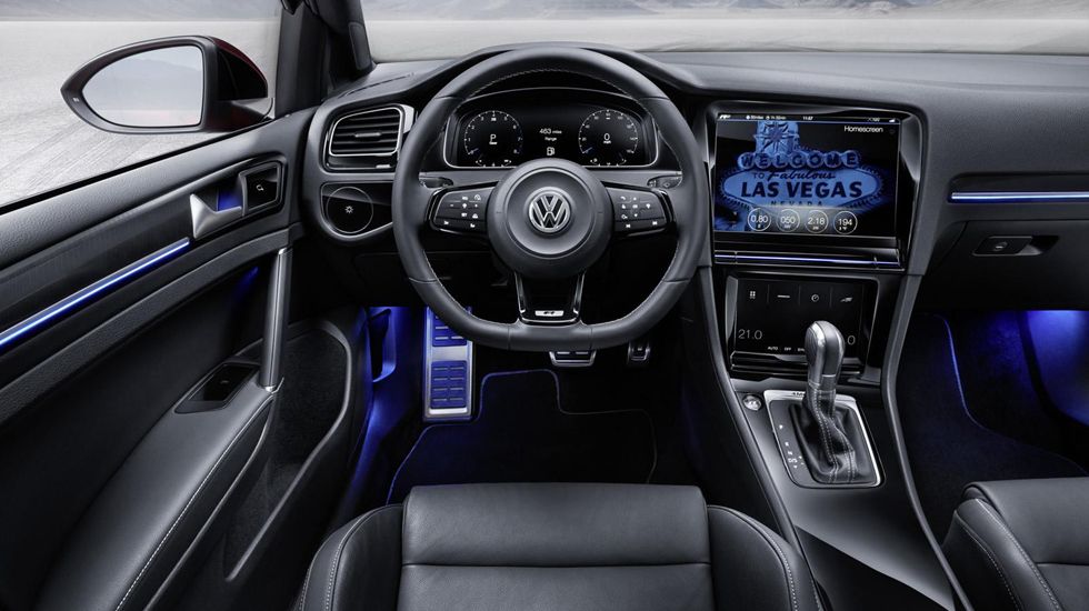 Πλήθος οθονών αφής και λειτουργίες από το αύριο, για την εντυπωσιακή καμπίνα του Volkswagen Golf R Touch concept.