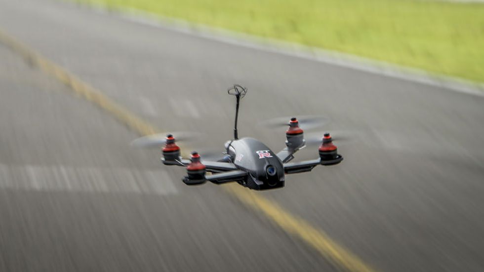 Το GT-R Drone ζυγίζει μόλις 700 γρ., έχει κύκλο στροφής 30 εκ., τελική ταχύτητα 185 χλμ./ώρα, ενώ χρειάζεται μόλις 1,3 δλ. για το 0/100 χλμ./ώρα.