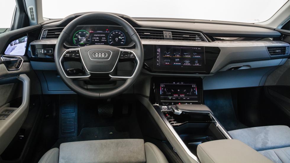 Πολυτέλεια, high-tech περιβάλλον, πρακτικότητα, ευρυχωρία και κορυφαίο επίπεδο ποιότητας και συναρμολόγησης συναντάμε στο εσωτερικό του ηλεκτρικού Audi e-tron.