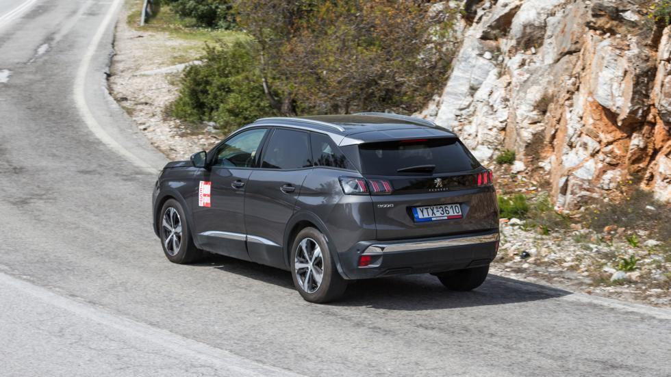 Η ανάρτηση του Peugeot 3008 φιλτράρει αποτελεσματικά τις ανωμαλίες του δρόμου ενώ παράλληλα διατηρεί υπό τον απόλυτο έλεγχό της το αμάξωμα χωρίς να επιτρέπει μεγάλες κλίσεις ή αποσταθεροποίηση.