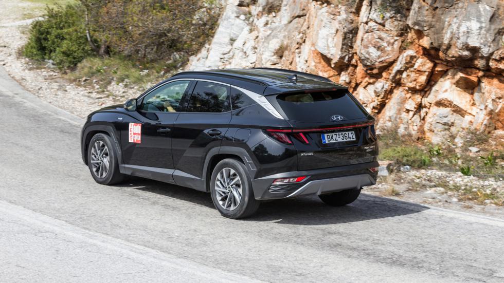 Το Hyundai Tucson εμφανίζει έναν πιο premium οδηγικό χαρακτήρα, που διαμορφώνεται από τα αυξημένα επίπεδα άνεσης και την κορυφαία ποιότητα κύλισης και την ηχομόνωση.