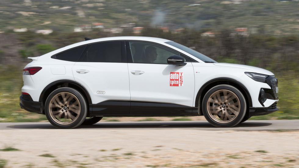 Σε καλή άσφαλτο και οδηγώντας το Audi Q4 SB e-tron 45 δεν μπορεί παρά να μείνεις εντυπωσιασμένος από την ησυχία που επικρατεί στην καμπίνα, την ποιότητα στην κύλιση και το χαμηλό αεροδυναμικό θόρυβο (