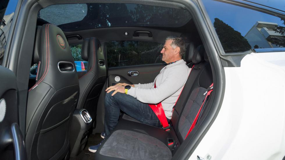 Παρότι και τα δύο μοντέλα έχουν coupe σχεδίαση το smart #3 BRABUS προσφέρει περισσότερο «αέρα» για το κεφάλι των πίσω επιβατών, σε σχέση με το Audi Q4 e-tron.
