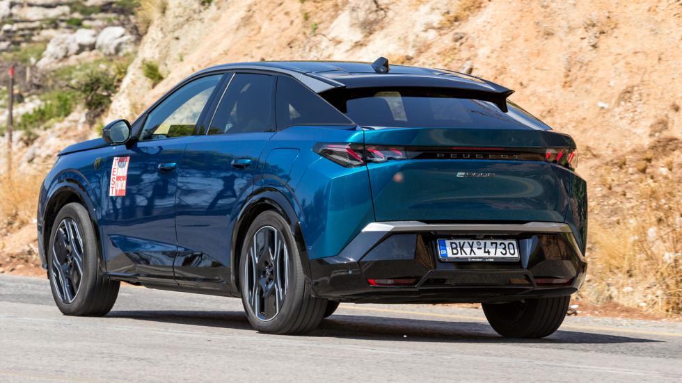 Στο Peugeot e-3008 υπάρχει το σύστημα Advanced Traction Control που βελτιστοποιεί το κράτημα σε ολισθηρές επιφάνειες, με 3 προεπιλεγμένες θέσεις για χιόνι, λάσπη και άμμο.