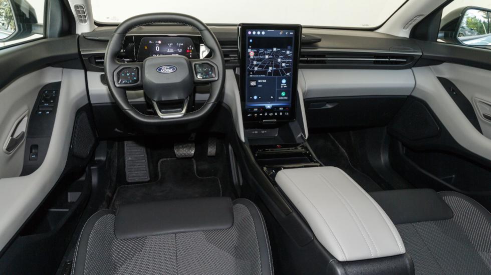 Σύγχρονο αισθητικά είναι το εσωτερικό του Ford Explorer, με τις πολλές λύσεις αποθήκευσης (Mega Console, My Private Locker) να του δίνουν και πολύ πρακτικό χαρακτήρα.