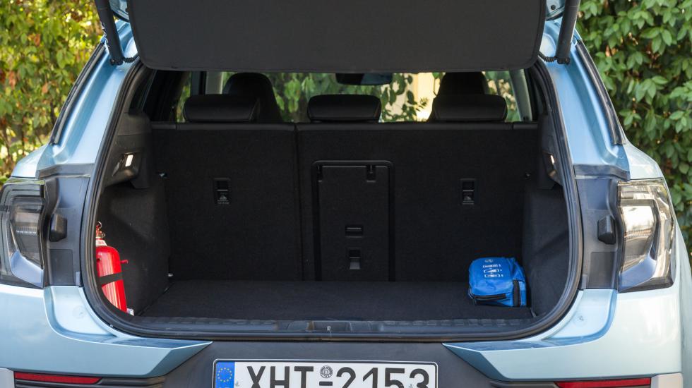 Το 152 λίτρα μεγαλύτερο πορτ-μπαγκάζ του Ford Explorer θα σου επιτρέψουν να βάλεις 1 μεγάλη βαλίτσα (100 λτ.), 1 σακβουαγιάζ (35 λτ.) και ένα backpack για laptop (15 λτ.) παραπάνω σε σχέση με όσα χωρά