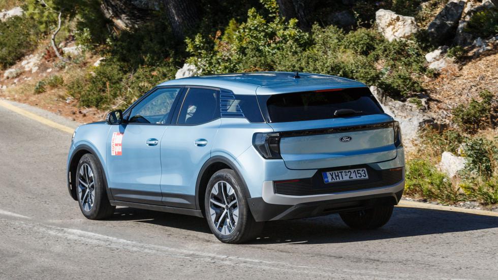 Στον επαρχιακό δρόμο, το Ford Explorer έχει τον τρόπο να κρύβει σε μεγάλο βαθμό το βάρος και τα 193 χλστ. από το έδαφος, χωρίς κλίσεις που θα τρομάξουν και χωρίς ποτέ η -ανεξάρτητη σε κάθε τροχό- ανάρ