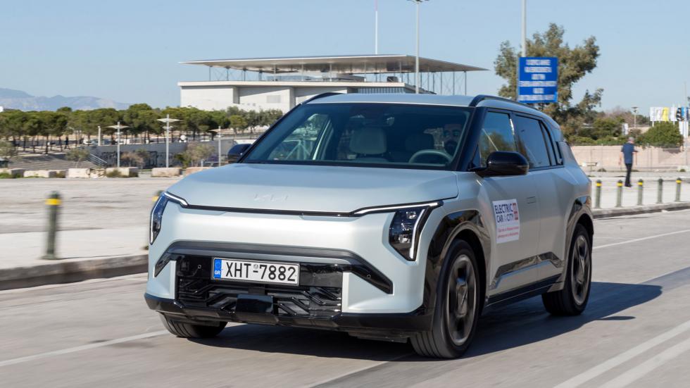 Στο Kia EV3 υπάρχουν διαθέσιμα 5 προγράμματα οδήγησης (Eco, Normal, Sport, Snow και εξατομικευμένο), καθένα εκ των οποίων ρυθμίζει διαφορετικά την ένταση απόκρισης του συστήματος κίνησης.