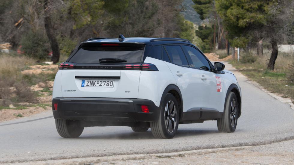 Όπως η hybrid έκδοση, έτσι και το E-2008 διατηρεί το πλεονέκτημα της αυξημένης απόστασης από το έδαφος για να αντιμετωπίζει με άνεση τις κακοτοπιές της καθημερινότητας.