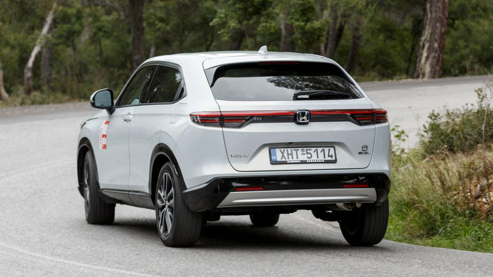 Το τιμόνι του Honda HR-V e:HEV είναι καλοζυγισμένο, ιδιαίτερα ακριβές και με σωστό βάρος, ενώ παρότι δεν παρέχει την απόλυτη πληροφόρηση, σε εμπνέει να κινηθείς σβέλτα εκμεταλλευόμενος το εξαιρετικά σ