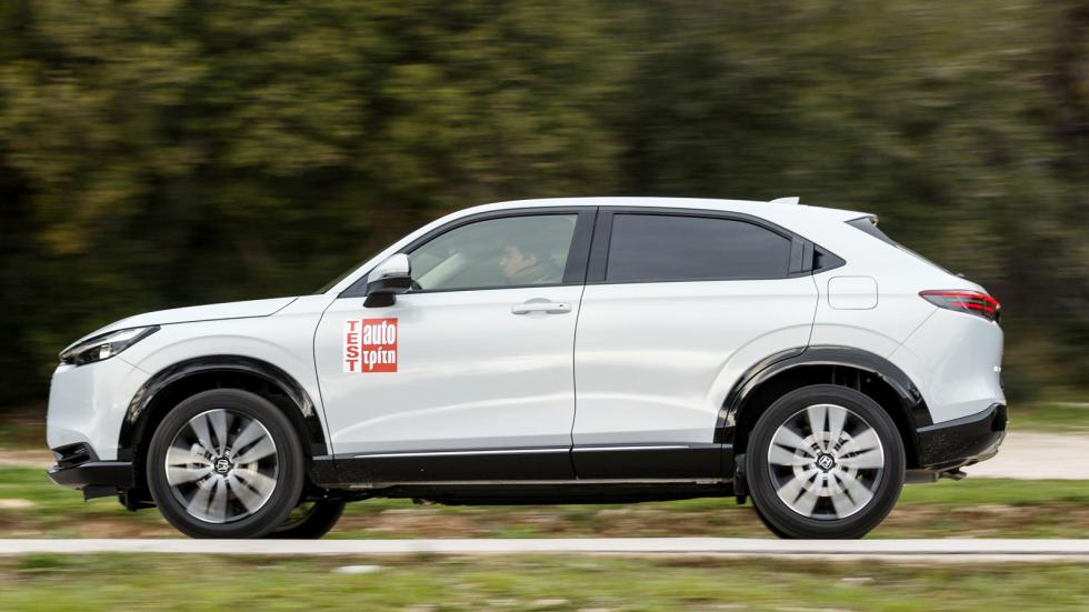 Το Honda HR-V e:HEV έχει σε μεγάλο βαθμό ηλεκτρική λειτουργία: ο βενζινοκινητήρας λειτουργεί ως γεννήτρια για ένα ηλεκτρομοτέρ το οποίο συνδέεται με τους μπροστινούς τροχούς, σύστημα που εξασφαλίζει κ