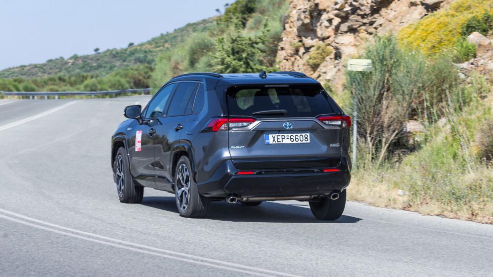 Οι μεγάλες διαδρομές της ανάρτησης του RAV4σε συνδυασμό με τα υψηλού προφίλ στάνταρ ασφάλτινα ελαστικά (225/65) που περιβάλλουν τις 17άρες ζάντες αλουμινίου, έχουν τον ισοπεδωτικό και αθόρυβο τρόπο να