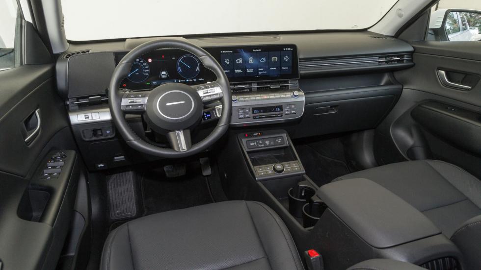 H καμπίνα του Hyundai Kona Electric είναι αρκετά φαντεζί, με τις δύο οθόνες των 12,3 ιντσών να ενώνονται στο «αιωρούμενο» οριζόντιο ταμπλό.