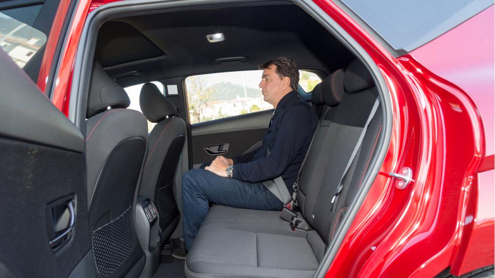 Οικογενειακό χαρακτήρα προβάλλει το Hyundai Kona ως προς την ευρυχωρία των επιβατών του, με κορυφαίο όλων τον «αέρα» για το κεφάλι (7,5 εκ.) που θα βολέψει οριακά ακόμη άτομα μέχρι και 1,9 μέτρα.