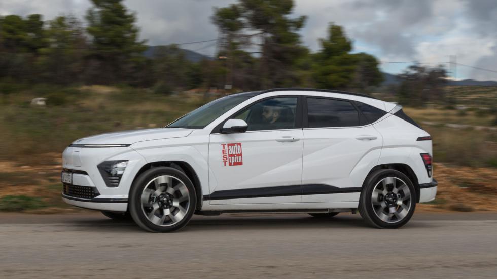 Επιλέγοντας το Eco drive mode και ρυθμίζοντας το μέγιστο επίπεδο ανάκτησης ενέργειας το Hyundai Kona Electric Long Range μπορεί να κάνει έως και 550 χλμ., με μία φόρτιση και με κόστος 10-11 ευρώ (οικι