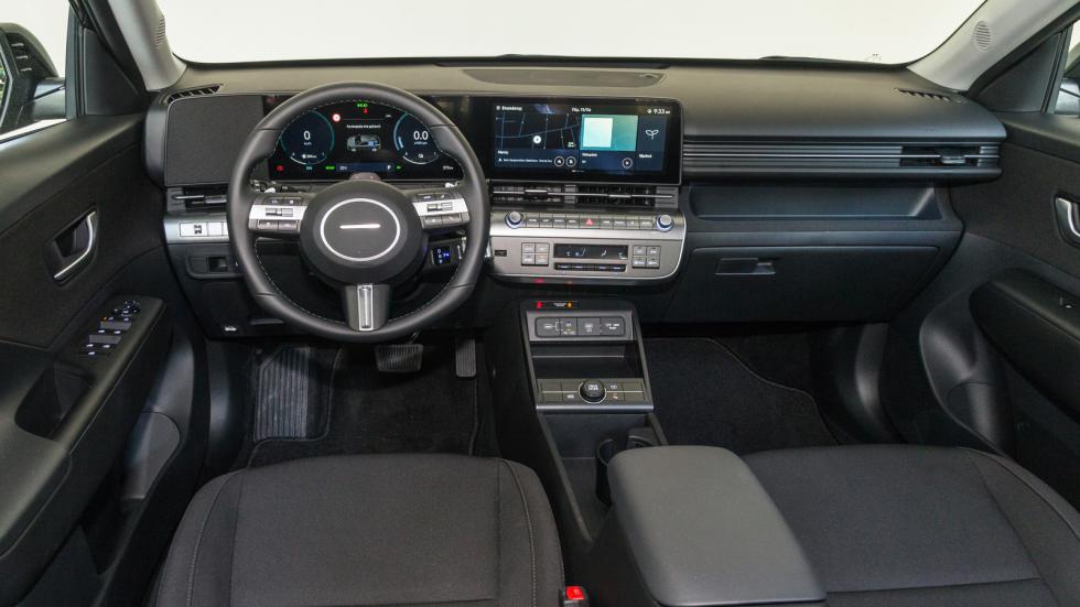 Από τη δεύτερη έκδοση εξοπλισμού (Distinctive), στο οριζόντιο ταμπλό C-Pad του νέου Hyundai Kona βλέπουμε ενσωματωμένες δύο οθόνες των 12,3 ιντσών στη σειρά, που θυμίζουν το MBUX της Mercedes. 