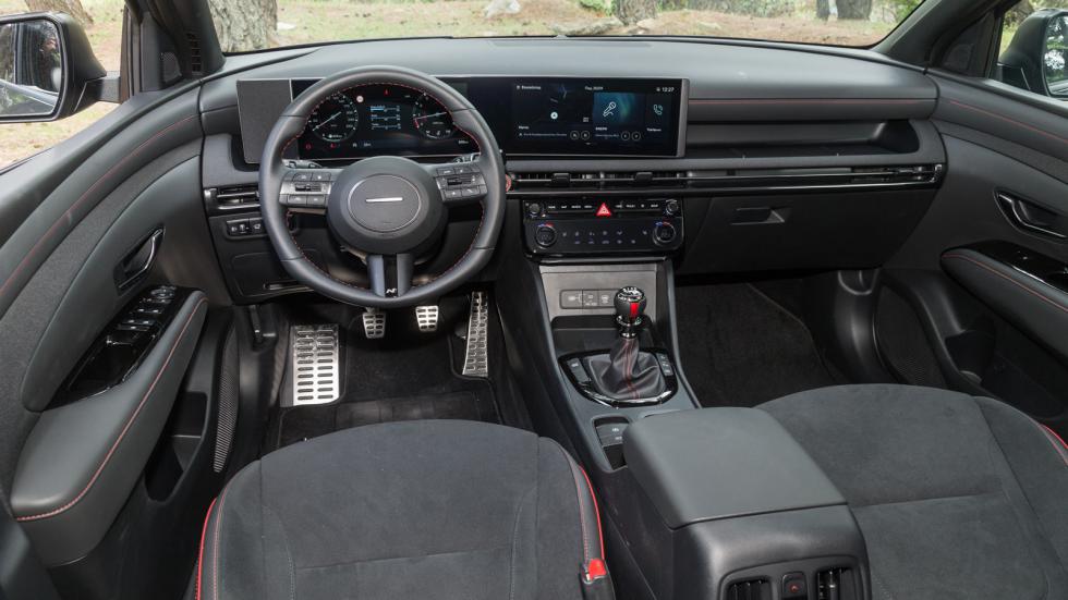 Το εσωτερικό των δύο C-SUV της Hyundai δεν έχει μεγάλες διαφορές, με τις πλούσιες εκδόσεις εξοπλισμού να φέρουν ψηφιακές οθόνες 12,3 ιντσών σε πίνακα οργάνων και infotainment (σ.σ. στην φωτογραφία έχο