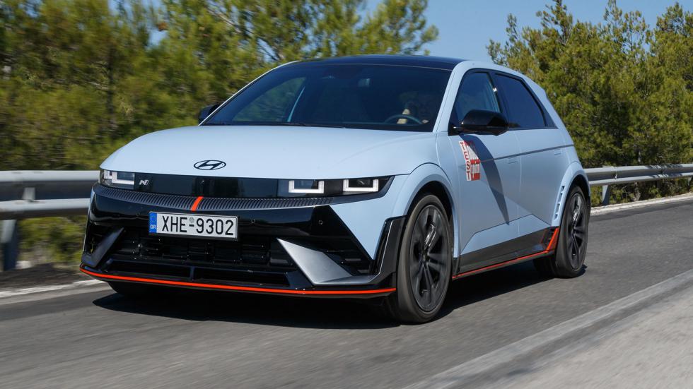 Ακόμα και το hot ηλεκτρικό hatchback Ioniq 5 N των 650 ίππων εντυπωσιάζει με το σύστημα διαχείρισης της ενέργειάς του, αφού παρά το γεγονός πως καταναλώνει 22,5 kWh, χρειάζεται φόρτιση κάθε 10 ημέρες.