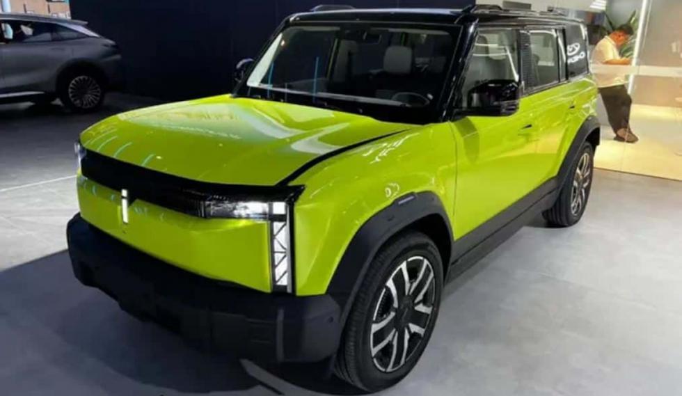 Το iCaur 03 είναι compact crossover, στην ίδια «τετραγωνισμένη» φόρμα αλλά χωρίς καμπύλες σε EV και REEV εκδόσεις.