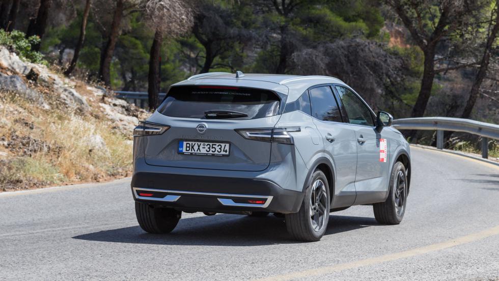 Γενικότερα το Nissan Qashqai είναι αρκετά ευχάριστο οδηγικά, χωρίς έντονες κλίσεις στις στροφές και αποτελεσματικό σε πιο πιεστικές καταστάσεις.