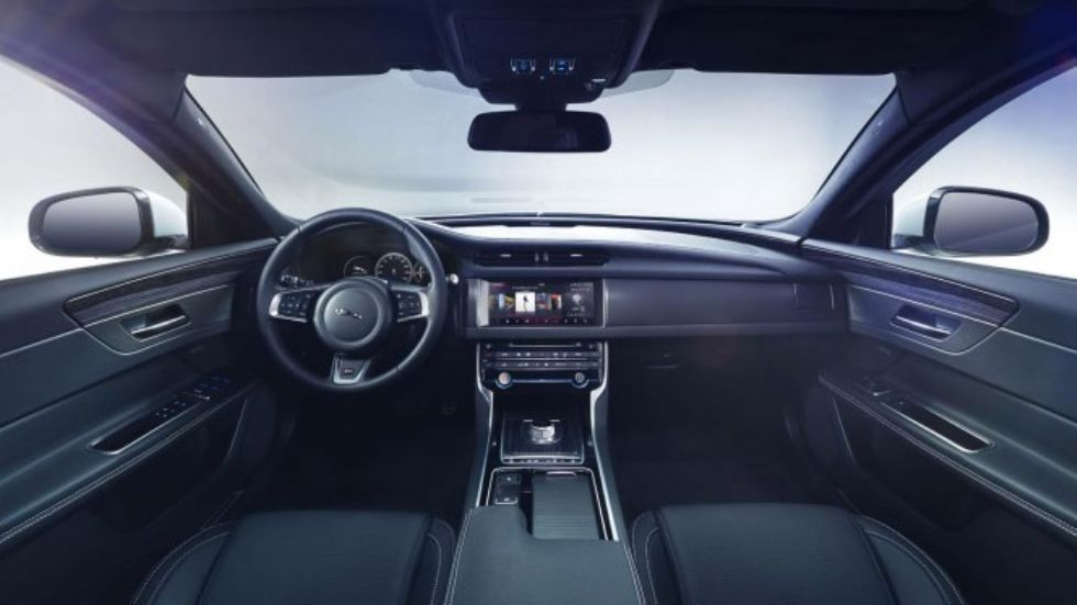 Το εσωτερικό είναι αισθητικά κοντά σε αυτό της Jaguar XE.