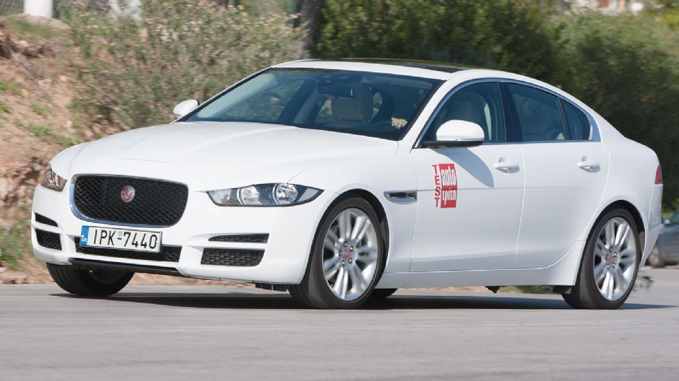 Η Jaguar XE είναι ευχάριστη οδηγικά. Το τιμόνι έχει πολύ καλή πληροφόρηση, η ανάρτηση αν και σχετικά σφιχτή τα καταφέρνει απέναντι στις ανωμαλίες του δρόμου.