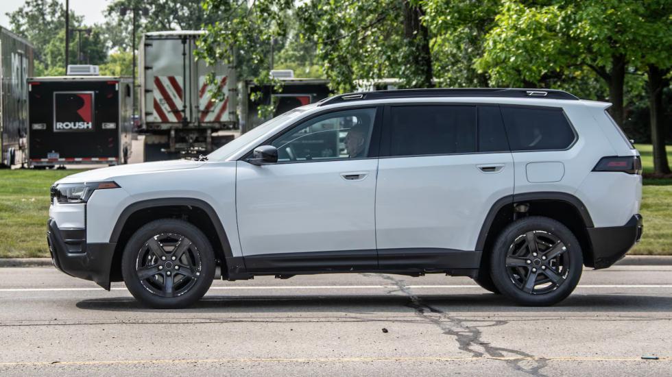 Διέρρευσε το νέο Jeep Cherokee: Εξωτερικό xωρίς καμουφλάζ & πλήρες εσωτερικό