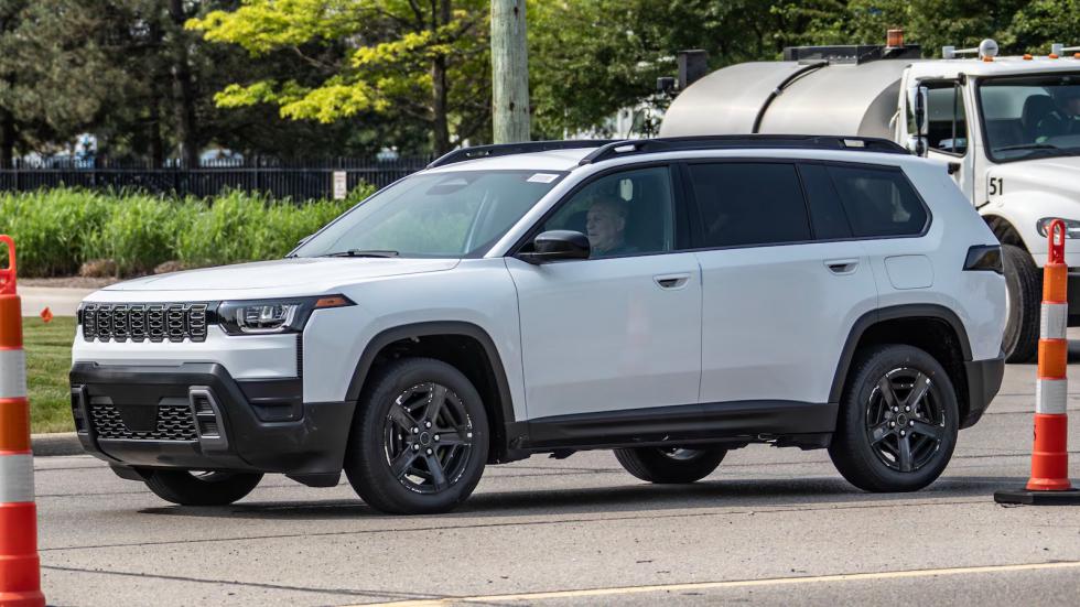 Διέρρευσε το νέο Jeep Cherokee: Εξωτερικό xωρίς καμουφλάζ & πλήρες εσωτερικό
