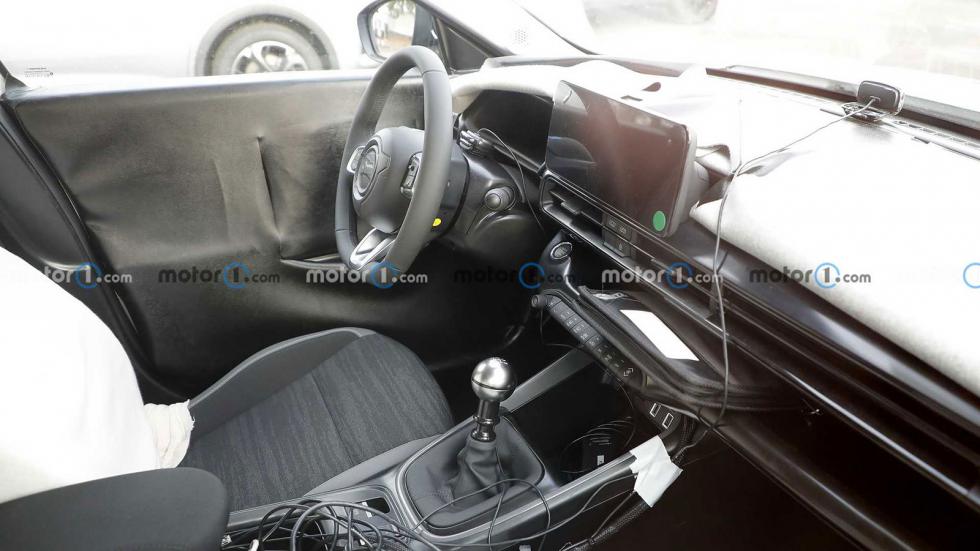 Hi-tech εσωτερικό με πινελιές Alfa Romeo η καμπίνα του baby Jeep