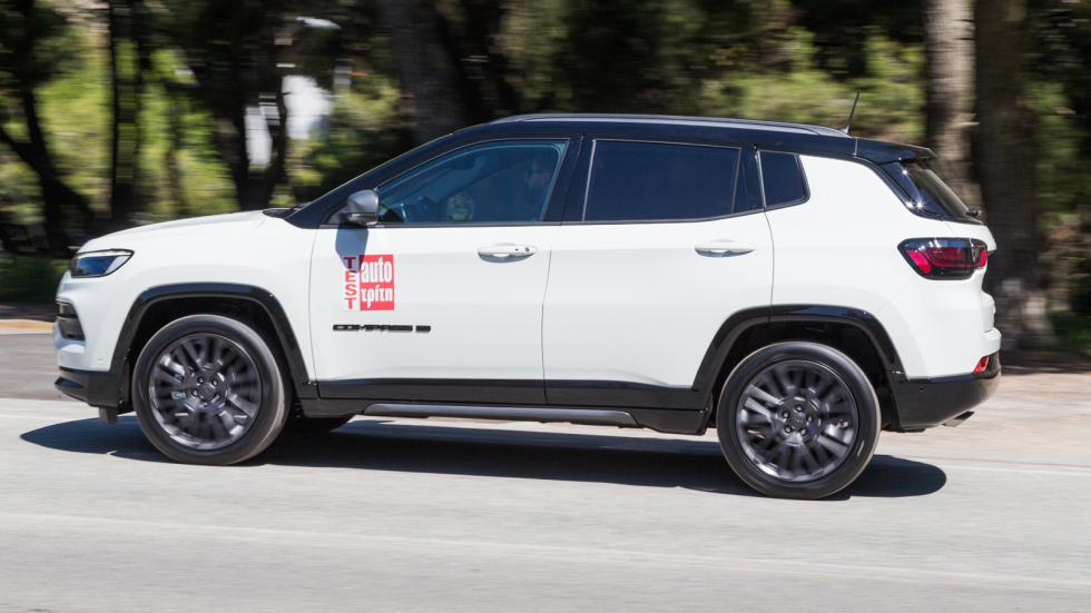 Ανετο και πολιτισμένο είναι οδηγικά το Jeep Compass στο δρόμο, ενώ αν και δικίνητο μπορεί να κινηθεί και σε εκτός δρόμου διαδρομές ικανοποιητικά. 