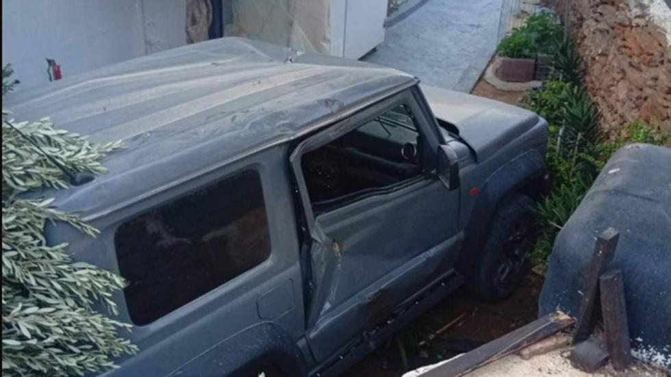 Τήνος: Suzuki Jimny έπεσε μέσα σε σπίτι στο Φερό Χωριό