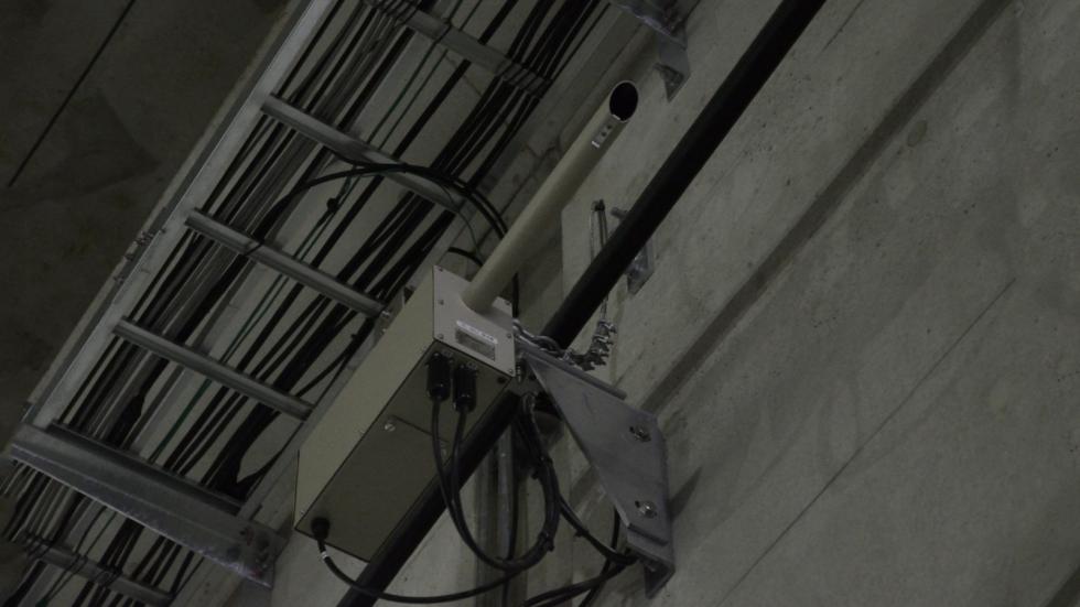 Γιατί υπάρχουν αυτά τα «κανόνια» στις σήραγγες; Είναι ραντάρ;