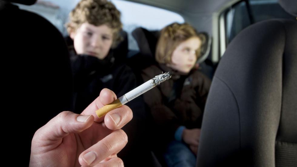 Πρόστιμο από 1.500 ευρώ έως και 3.000 ευρώ στον επιβάτη που καπνίζει σε αυτοκίνητο που επιβαίνει ανήλικο κάτω των 12 ετών.