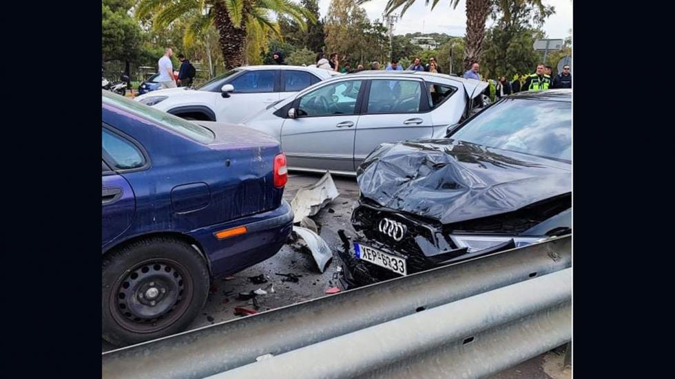 Καραμπόλα με 5 αυτοκίνητα στην παραλιακή (χάρτης με live την κίνηση)