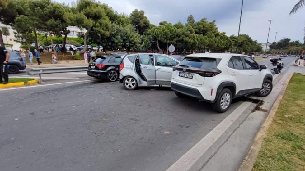 Καραμπόλα με 5 αυτοκίνητα στην παραλιακή (χάρτης με live την κίνηση)