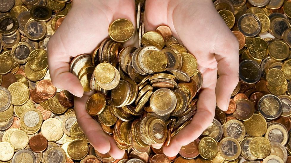 200 ευρώ σε μονόλεπτα, δίλεπτα και πεντάλεπτα πλήρωσε νεαρός άνδρας στο Βόλο, για να τιμωρήσει το ελληνικό δημόσιο που του έκοψε κλήση.