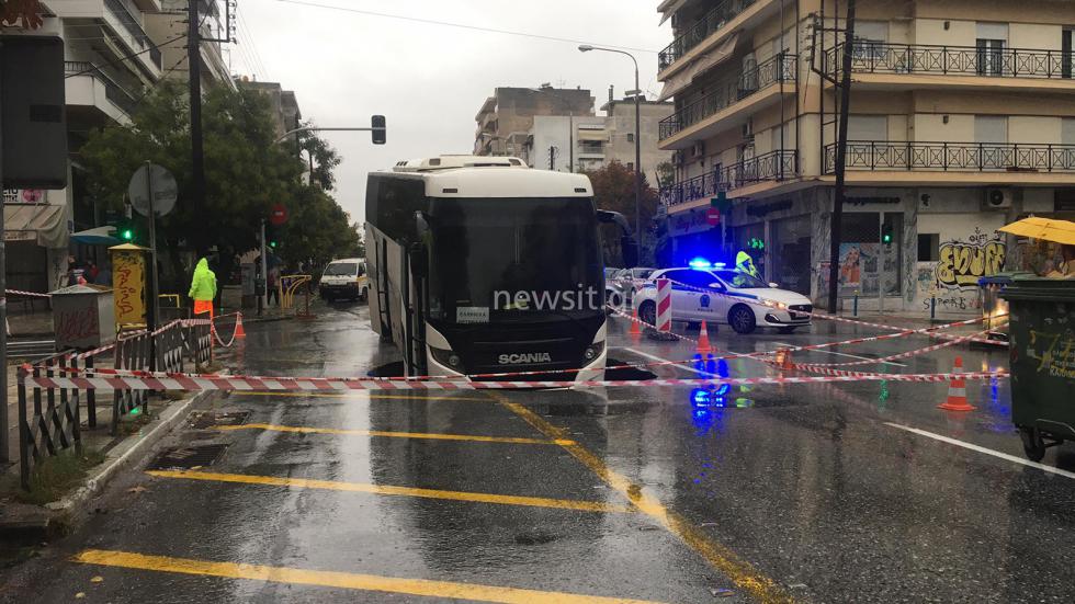 Λεωφορείο «βυθίστηκε» σε τρύπα στη Θεσσαλονίκη 