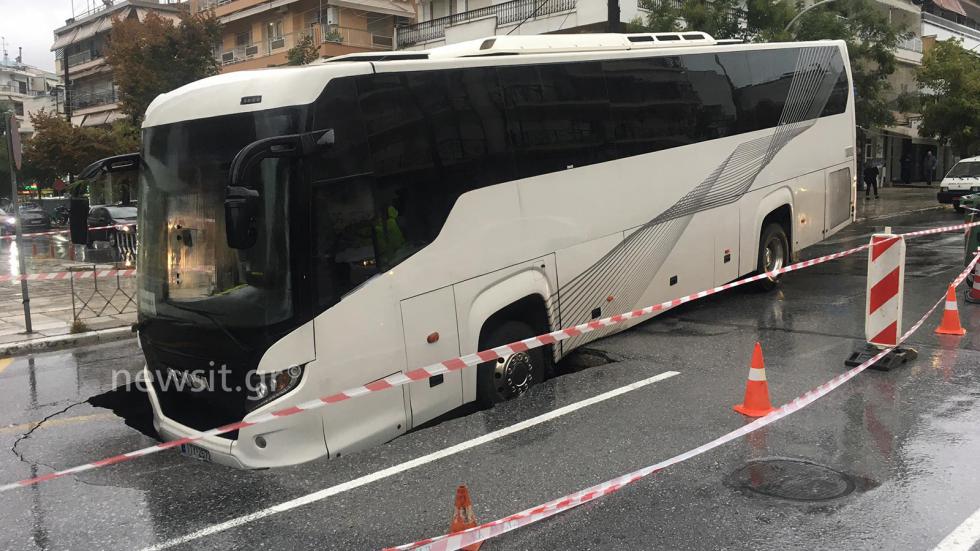 Λεωφορείο «βυθίστηκε» σε τρύπα στη Θεσσαλονίκη 