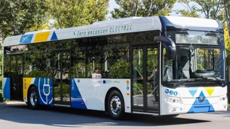 Λεωφορείο καρφώθηκε σε κολώνα στα Λιόσια, υπάρχουν τραυματίες