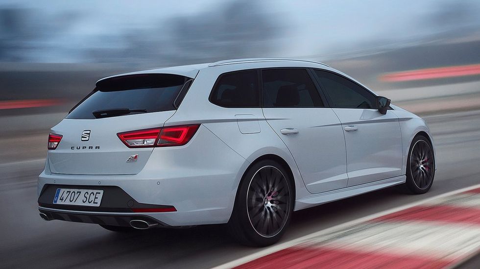 Οδηγώντας το Leon Cupra ST τόσο σε περιβάλλον πίστας όσο και στους επαρχιακούς δρόμους της Βαρκελώνης, εκπλήσσεσαι πώς συνδυάζει τα «αγωνιστικά» χαρακτηριστικά με τις ανέσεις και την πρακτικότητα.