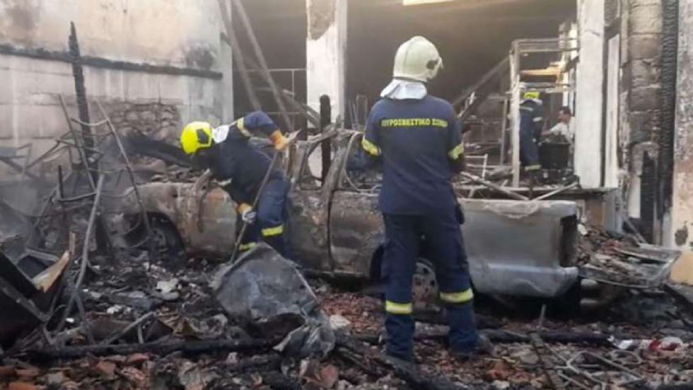 Λέσβος: Νεκρός 71χρονος - Μπούκαρε με ΙΧ γεμάτο φιάλες σε κατάστημα