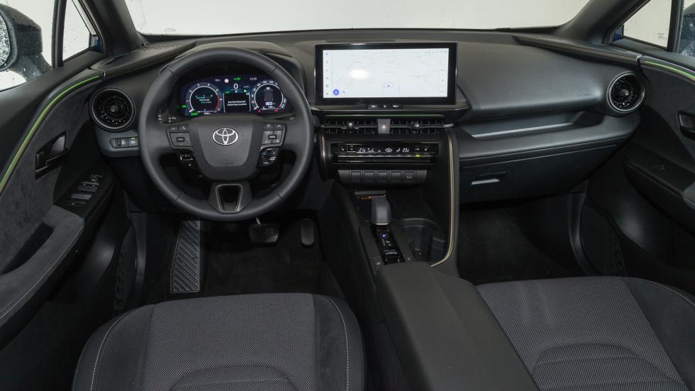 Σε έξτρα έκδοση εξοπλισμού, το Toyota C-HR φέρει οθόνη αφής και ψηφιακό πίνακα οργάνων στις 12,3 ίντσες. 