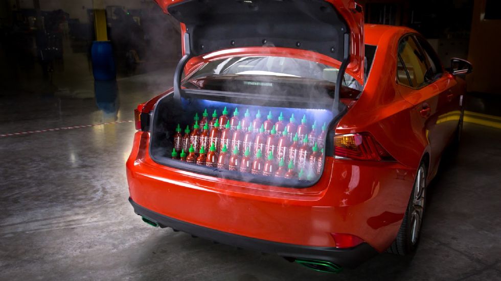 Στο πορτ-μπαγκάζ υπάρχουν 43 μπουκάλια της σάλτσας Sriracha. Σε περίπτωση ανάγκης, να έχετε...