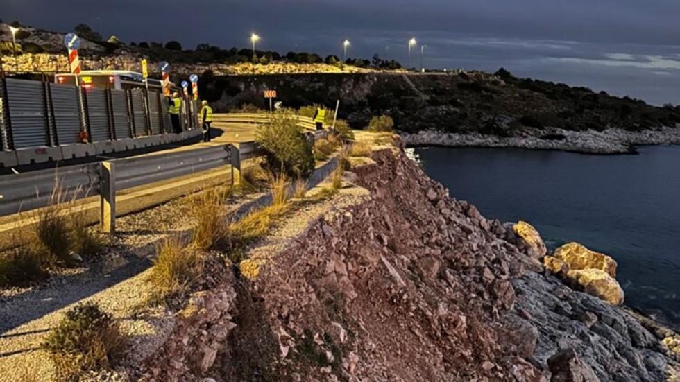 Αυτοκίνητο έπεσε στο γκρεμό στα Λιμανάκια -Επιχείρηση απεγκλωβισμού για 2 άτομα | autotriti.gr