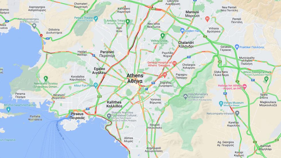 Μεγάλο μποτιλιάρισμα στην παραλιακή - Αυτοκίνητο έπιασε φωτιά στον Αλιμο