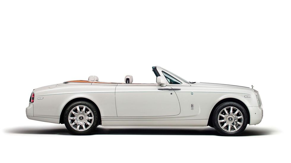 Η Rolls-Royce παρουσιάζει τη νέα Maharaja Phantom Drophead Coupe, ένα αυτοκίνητο Η Rolls-Royce παρουσιάζει τη νέα Maharaja Phantom Drophead Coupe, ένα αυτοκίνητο που έγινε αποκλειστικά για τους πελάτες της εταιρείας στο Ντουμπάι.