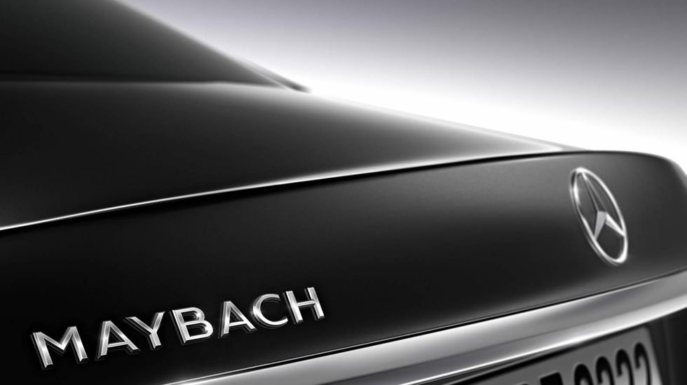 Η Maybach επιστρέφει όχι ως αυτόνομη φίρμα υπερπολυτελείας, αλλά ως η κορυφαία έκδοση της Mercedes-Benz S-Class, από την οποία θα διαφοροποιείται τόσο εξωτερικά όσο –κυρίως- και εσωτερικά.