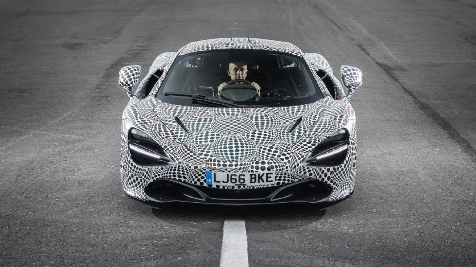 Η καμουφλαρισμένη McLaren 720S που χρησιμοποιείται στις δοκιμές, έχει μετατραπεί σε μονοθέσια. Η εταιρεία επιβεβαίωσε πως το τελικό προϊόν θα έχει διάταξη 1+2 θέσεων, όμοια με την εμβληματική McLaren 